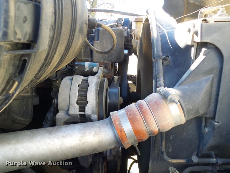 image for item DC2868 2004 International 4300  roll-off container truck