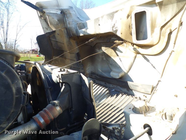 image for item DC2868 2004 International 4300  roll-off container truck