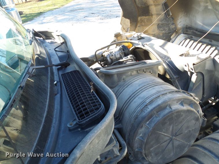 image for item DC2868 2004 International 4300  roll-off container truck