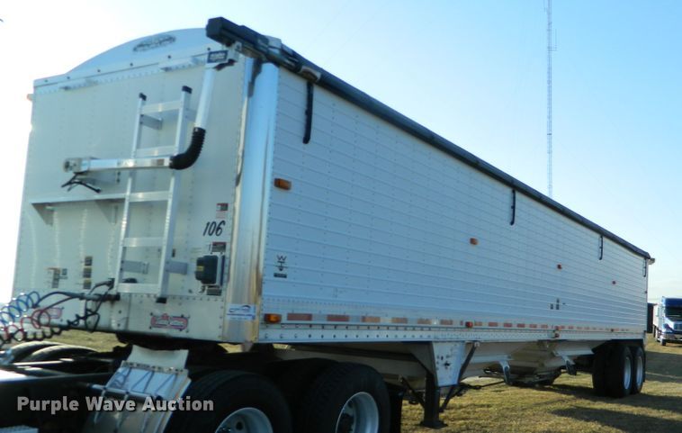 image for item DF4587 2006 Wilson DWH500 Pace Setter double hopper bottom grain trailer