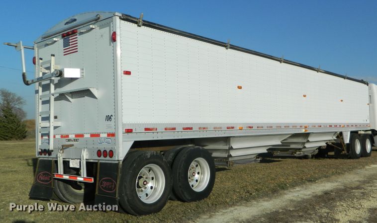 image for item DF4587 2006 Wilson DWH500 Pace Setter double hopper bottom grain trailer