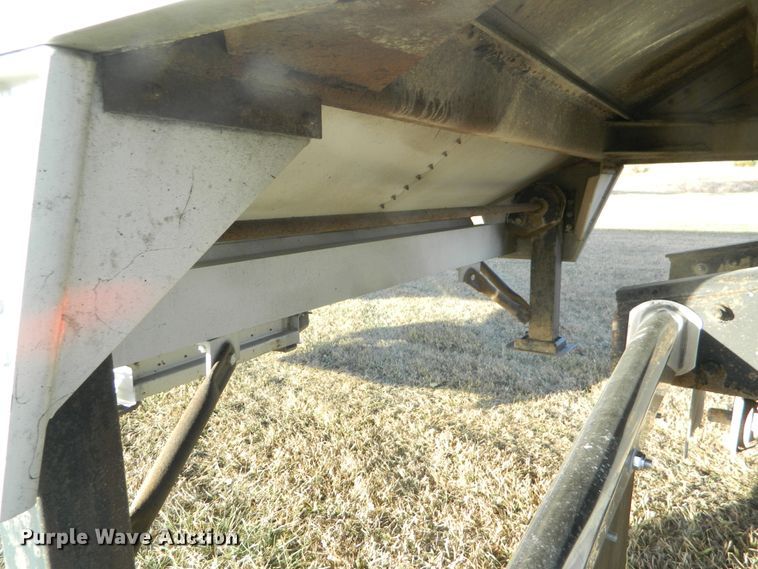 image for item DF4587 2006 Wilson DWH500 Pace Setter double hopper bottom grain trailer