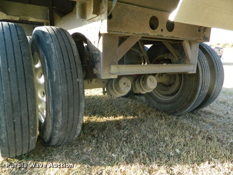 image for item DF4587 2006 Wilson DWH500 Pace Setter double hopper bottom grain trailer