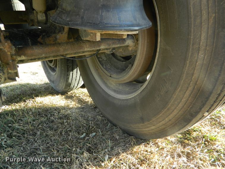 image for item DF4587 2006 Wilson DWH500 Pace Setter double hopper bottom grain trailer