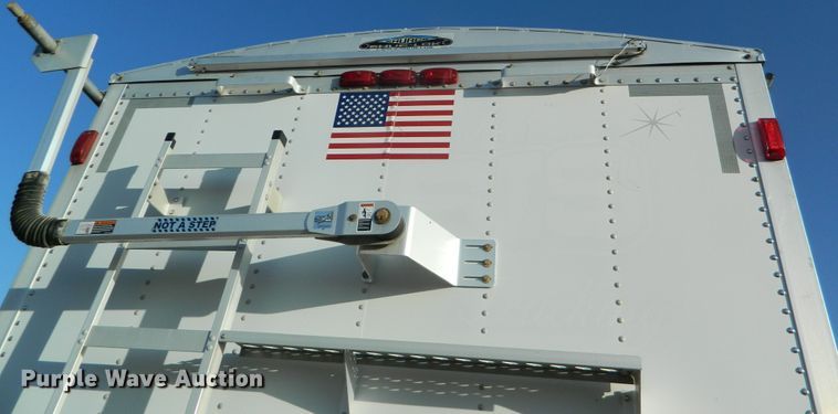 image for item DF4587 2006 Wilson DWH500 Pace Setter double hopper bottom grain trailer