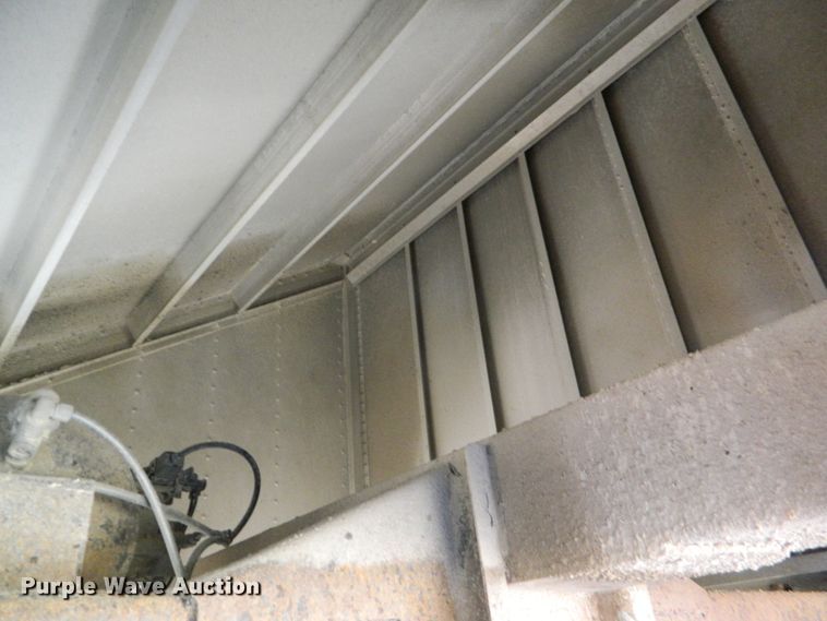 image for item DF4587 2006 Wilson DWH500 Pace Setter double hopper bottom grain trailer