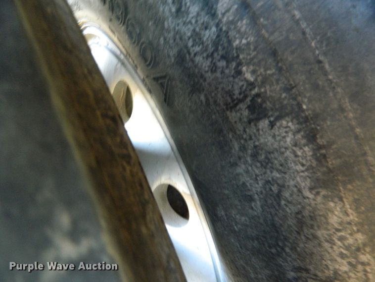 image for item DF4587 2006 Wilson DWH500 Pace Setter double hopper bottom grain trailer