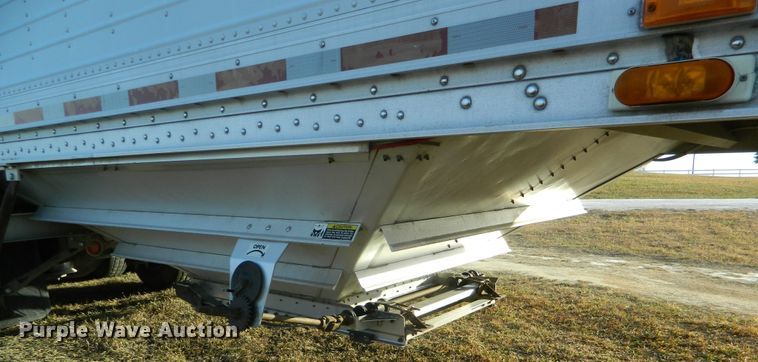 image for item DF4587 2006 Wilson DWH500 Pace Setter double hopper bottom grain trailer