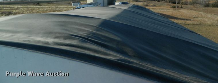 image for item DF4587 2006 Wilson DWH500 Pace Setter double hopper bottom grain trailer