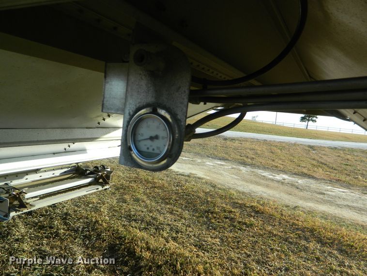 image for item DF4587 2006 Wilson DWH500 Pace Setter double hopper bottom grain trailer