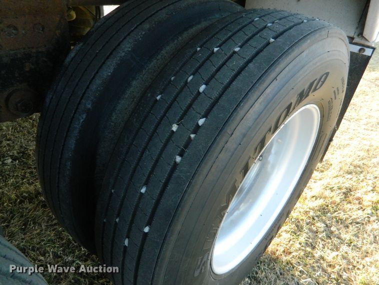 image for item DF4587 2006 Wilson DWH500 Pace Setter double hopper bottom grain trailer