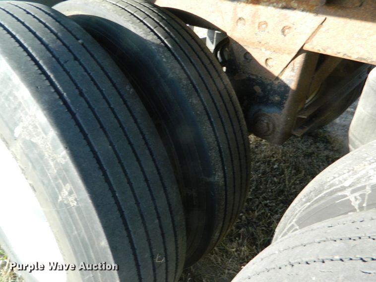 image for item DF4587 2006 Wilson DWH500 Pace Setter double hopper bottom grain trailer