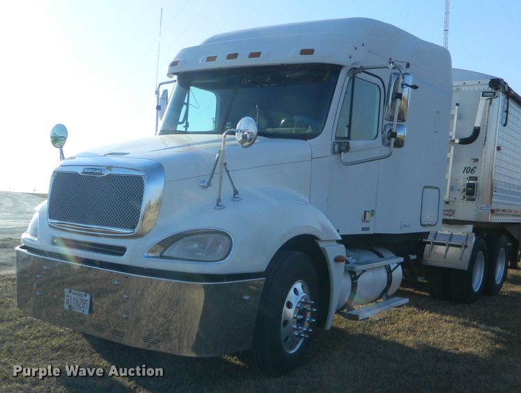 image for item DF4588 2004 Freightliner Columbia 120  semi truck