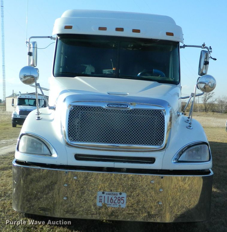 image for item DF4588 2004 Freightliner Columbia 120  semi truck