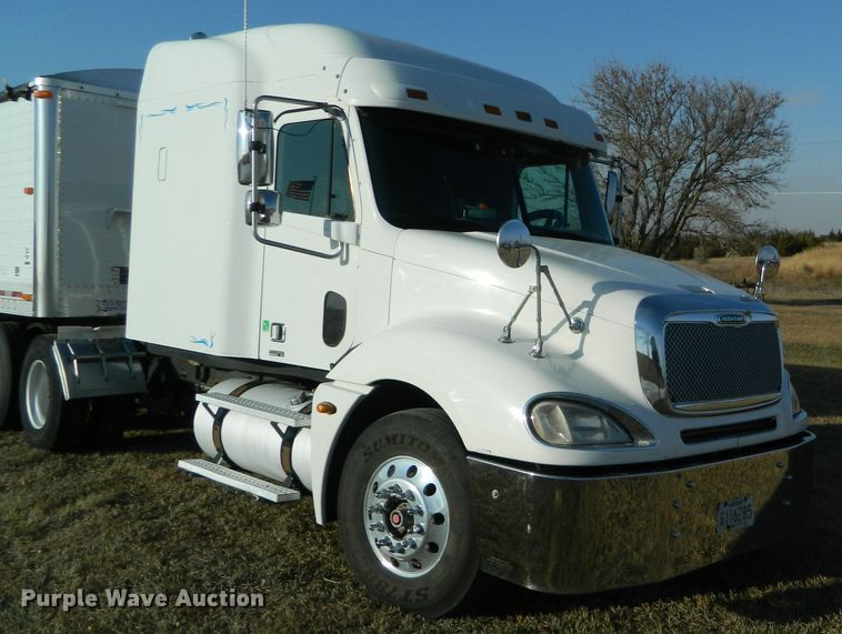 image for item DF4588 2004 Freightliner Columbia 120  semi truck