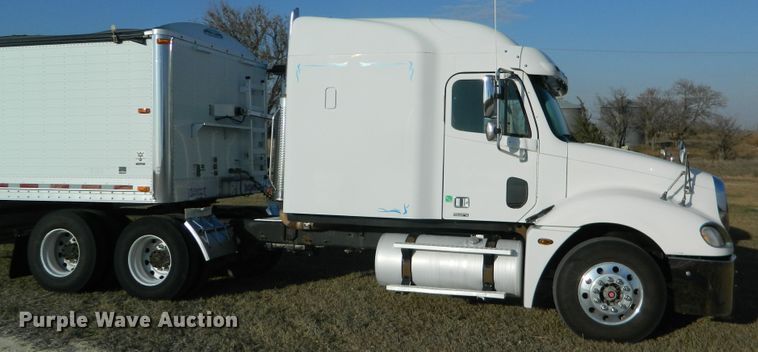 image for item DF4588 2004 Freightliner Columbia 120  semi truck