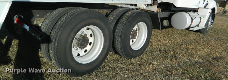 image for item DF4588 2004 Freightliner Columbia 120  semi truck