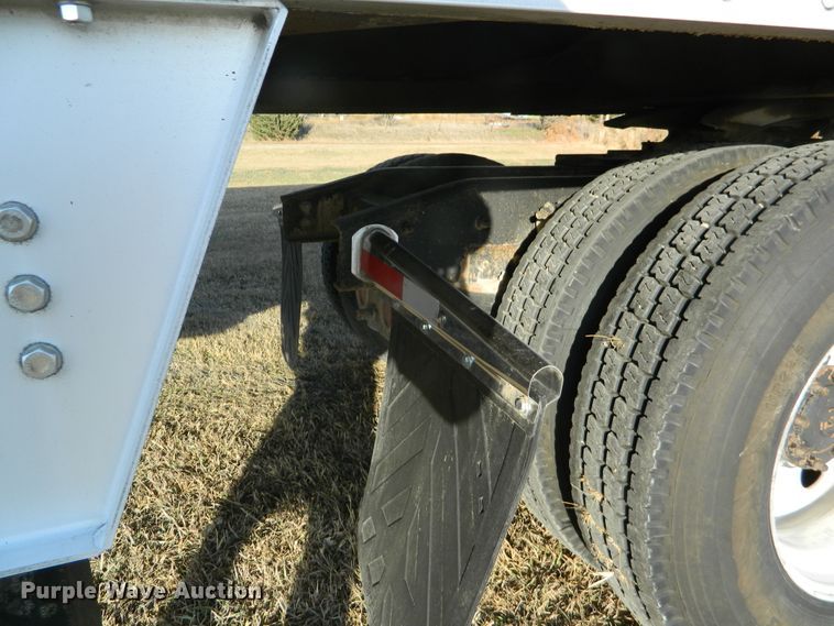 image for item DF4588 2004 Freightliner Columbia 120  semi truck