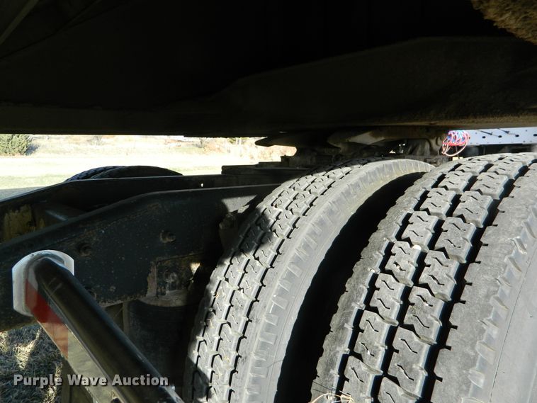 image for item DF4588 2004 Freightliner Columbia 120  semi truck