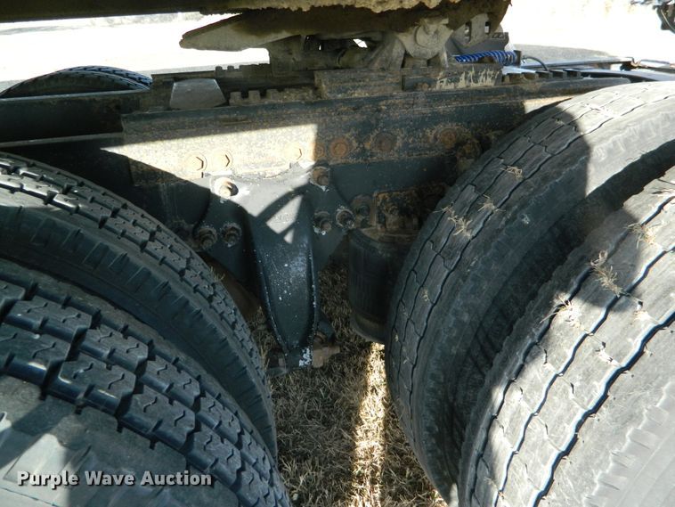 image for item DF4588 2004 Freightliner Columbia 120  semi truck