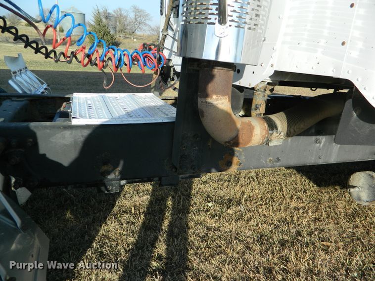 image for item DF4588 2004 Freightliner Columbia 120  semi truck