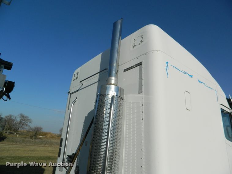 image for item DF4588 2004 Freightliner Columbia 120  semi truck