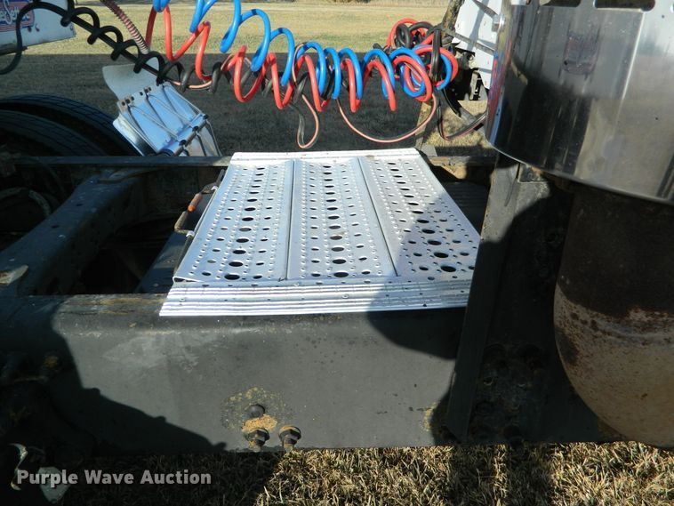 image for item DF4588 2004 Freightliner Columbia 120  semi truck