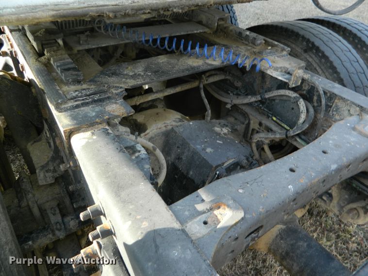 image for item DF4588 2004 Freightliner Columbia 120  semi truck