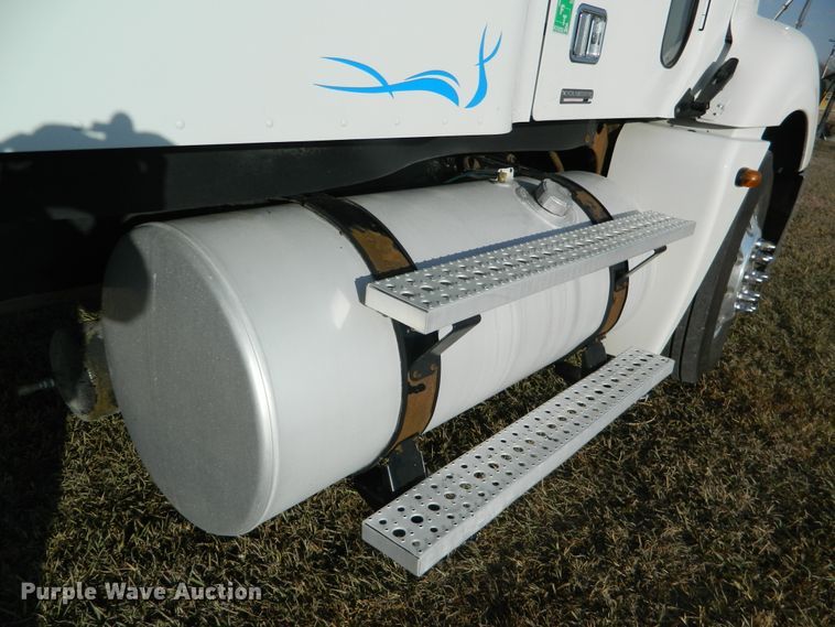 image for item DF4588 2004 Freightliner Columbia 120  semi truck