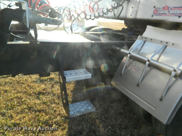 image for item DF4588 2004 Freightliner Columbia 120  semi truck