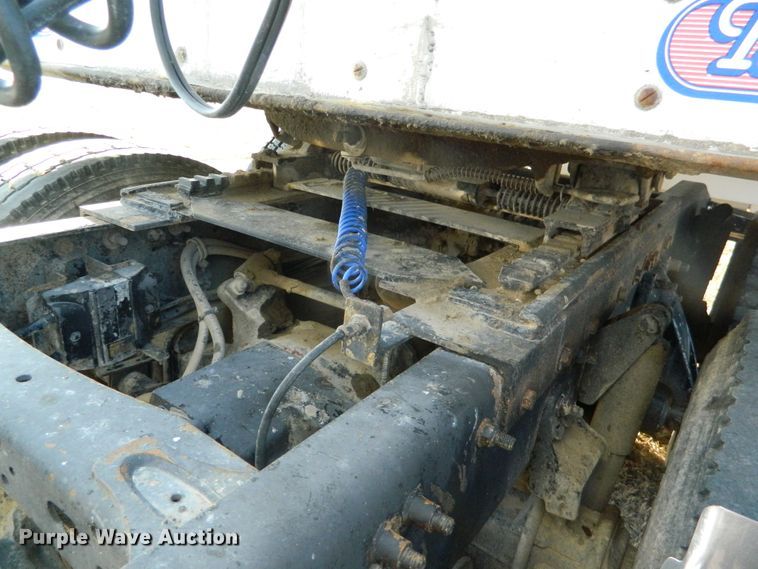 image for item DF4588 2004 Freightliner Columbia 120  semi truck