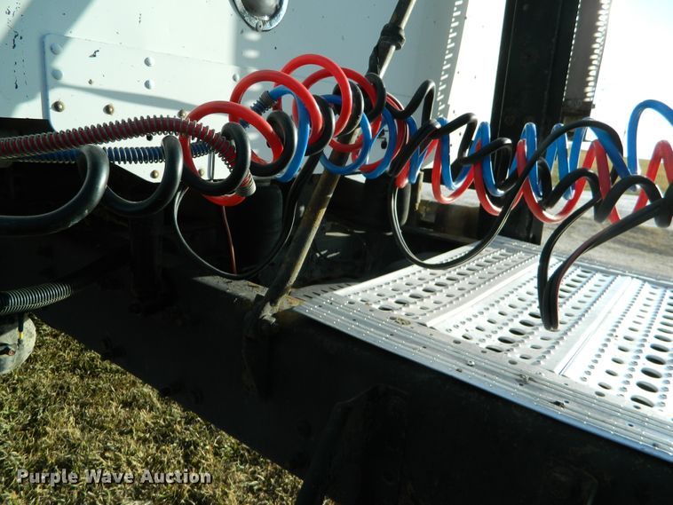 image for item DF4588 2004 Freightliner Columbia 120  semi truck