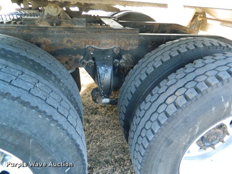 image for item DF4588 2004 Freightliner Columbia 120  semi truck