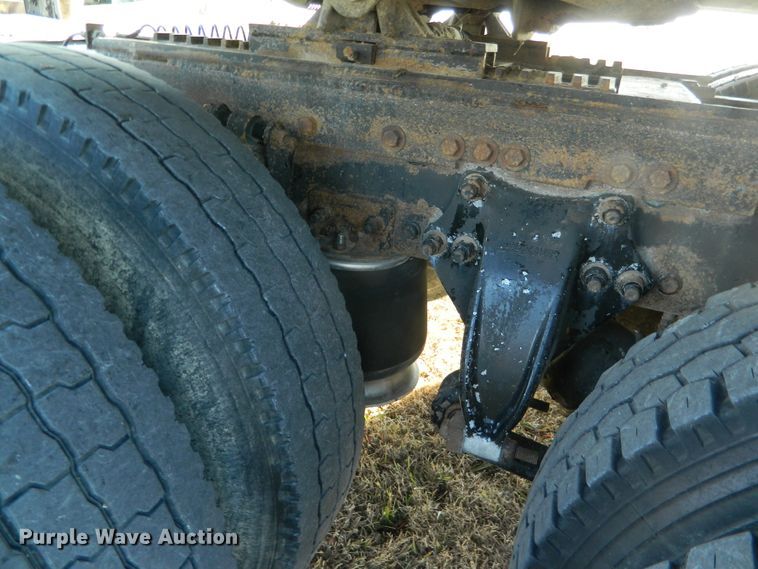 image for item DF4588 2004 Freightliner Columbia 120  semi truck