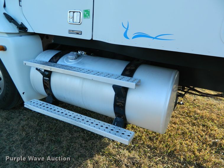 image for item DF4588 2004 Freightliner Columbia 120  semi truck