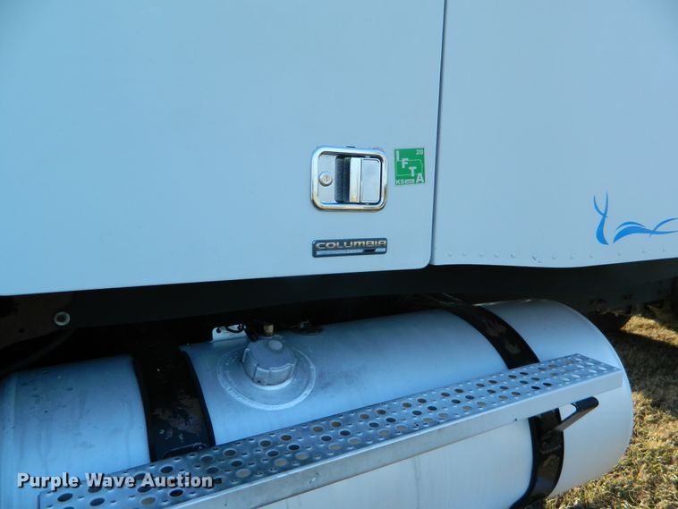 image for item DF4588 2004 Freightliner Columbia 120  semi truck