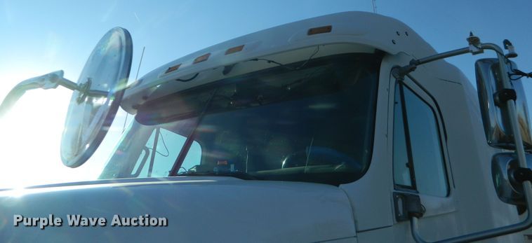 image for item DF4588 2004 Freightliner Columbia 120  semi truck