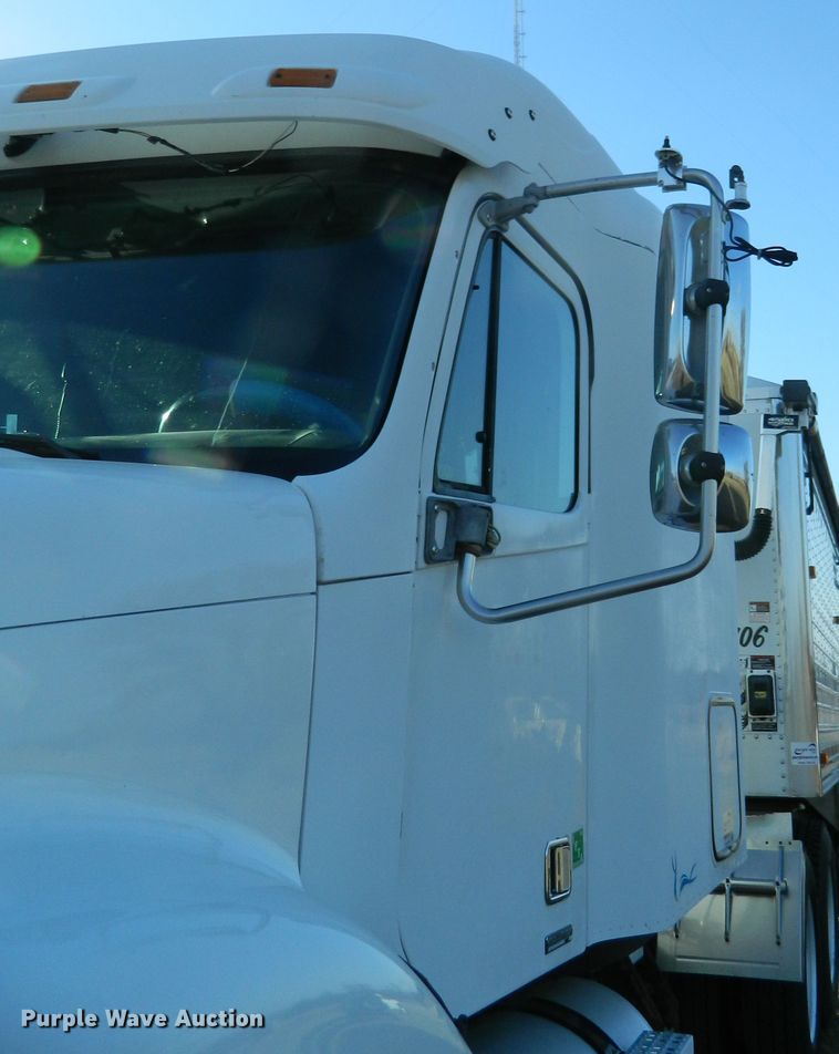 image for item DF4588 2004 Freightliner Columbia 120  semi truck