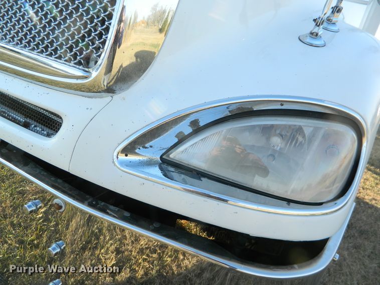 image for item DF4588 2004 Freightliner Columbia 120  semi truck