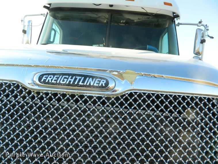 image for item DF4588 2004 Freightliner Columbia 120  semi truck