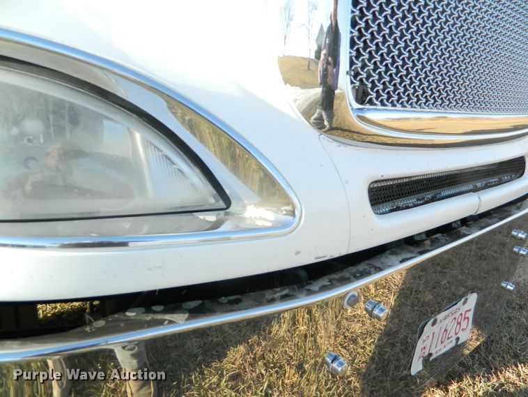 image for item DF4588 2004 Freightliner Columbia 120  semi truck