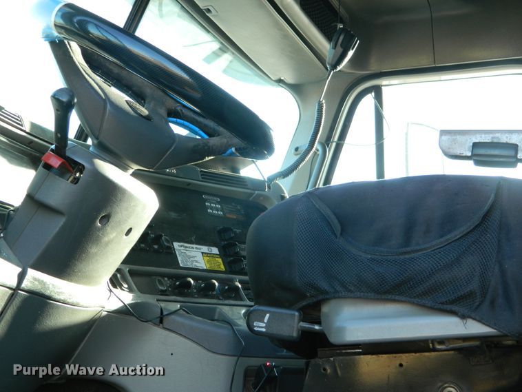 image for item DF4588 2004 Freightliner Columbia 120  semi truck