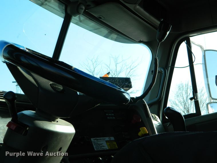 image for item DF4588 2004 Freightliner Columbia 120  semi truck