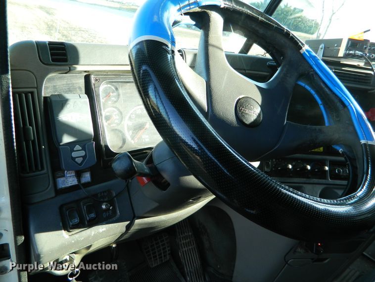 image for item DF4588 2004 Freightliner Columbia 120  semi truck