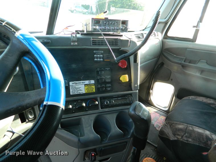 image for item DF4588 2004 Freightliner Columbia 120  semi truck