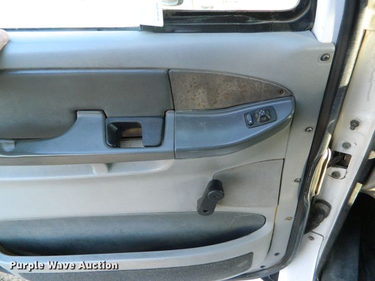 image for item DF4588 2004 Freightliner Columbia 120  semi truck