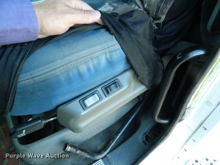 image for item DF4588 2004 Freightliner Columbia 120  semi truck