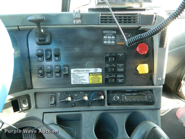 image for item DF4588 2004 Freightliner Columbia 120  semi truck