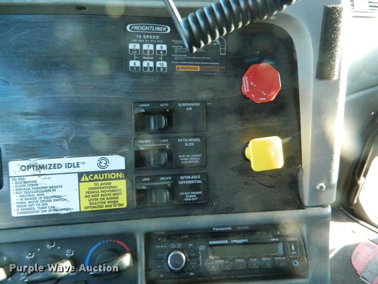 image for item DF4588 2004 Freightliner Columbia 120  semi truck