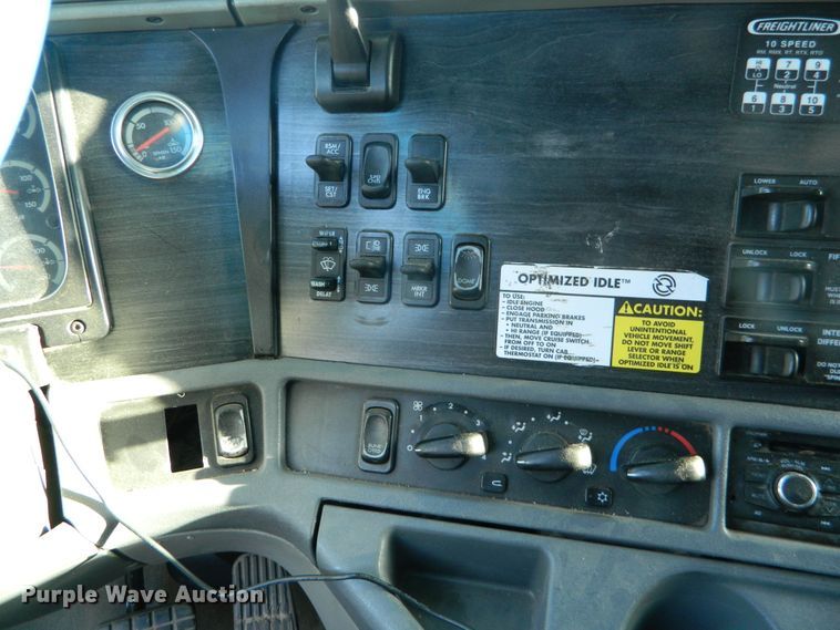 image for item DF4588 2004 Freightliner Columbia 120  semi truck